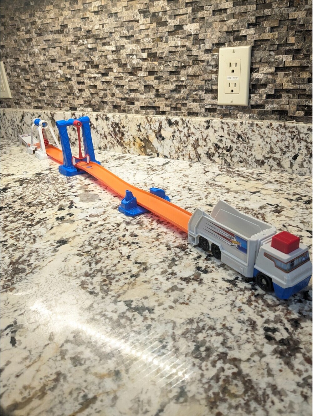 Hot Wheels Daredevil Derby track set Stunts hazards dare devil truck playset